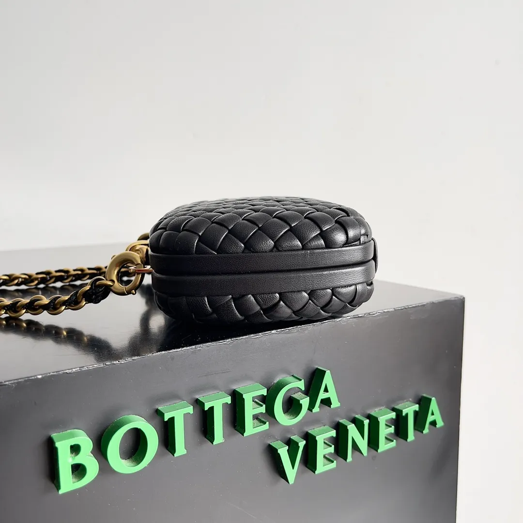 Batch 2260 BOTTEGA VENETA KNOT evening bag chain version for women is now on the market! Delicate and elegant, soft and powerful, this bag is definitely a representative of intellectual women. As an evergreen model of BV, the blessing of the chain is the icing on the cake. The classic weaving once again interprets the unique craftsmanship (the chain can be disassembled separately). Style number: 776662 Size: 19*11.5*5cm